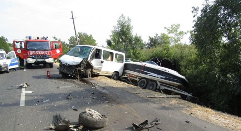 Hajószállító furgon karambolozott egy autóval Mezőtúr és Miklós között – fotókkal