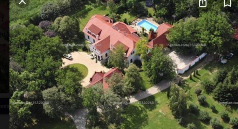 Eladó Galambos Lajos eddig rejtegetett meseszép kastélya: hatalmas tóval, ősparkkal  óriási home office irodával
