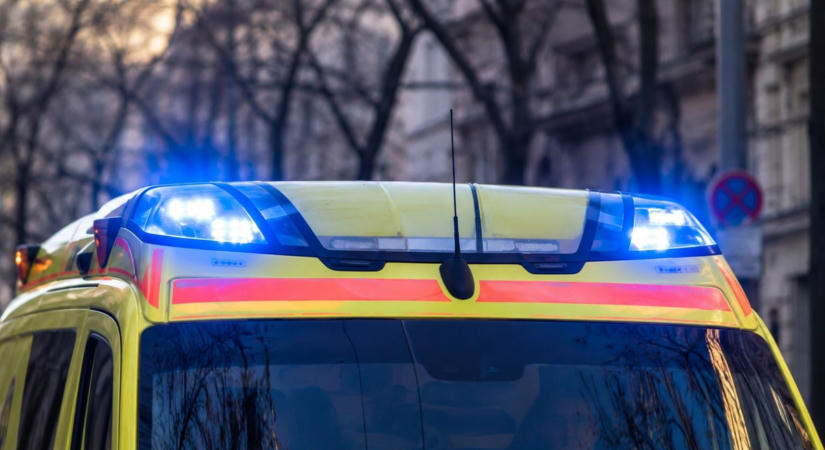 Megdöbbentő baleset: repülő csapódott a járművek közé – videóval