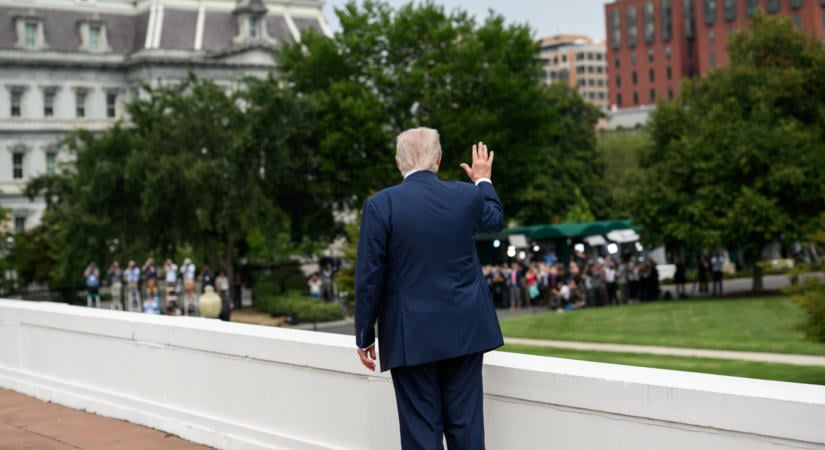 Elismerte Donald Trump: Amerikába menekült a bukott politikus
