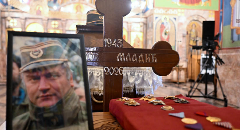 Bosznia nehezen viseli, hogy a szerbek hősként temették el a bosnyákok ezreinek kivégzésére parancsot adó Mladićot