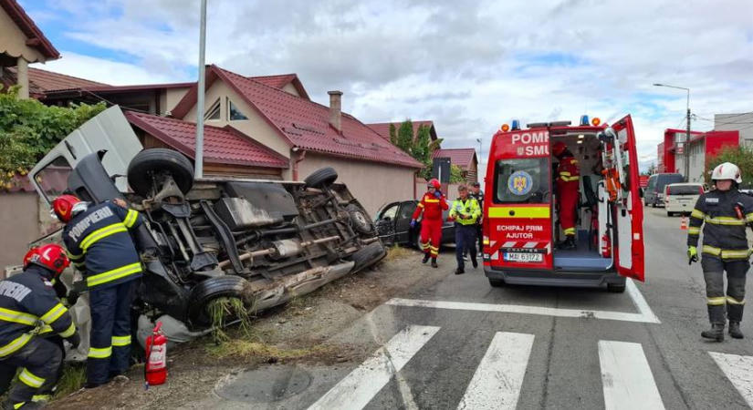 Oldalára borult egy mikrobusz Beszterce körgyűrűjén, hat embert kórházba vittek