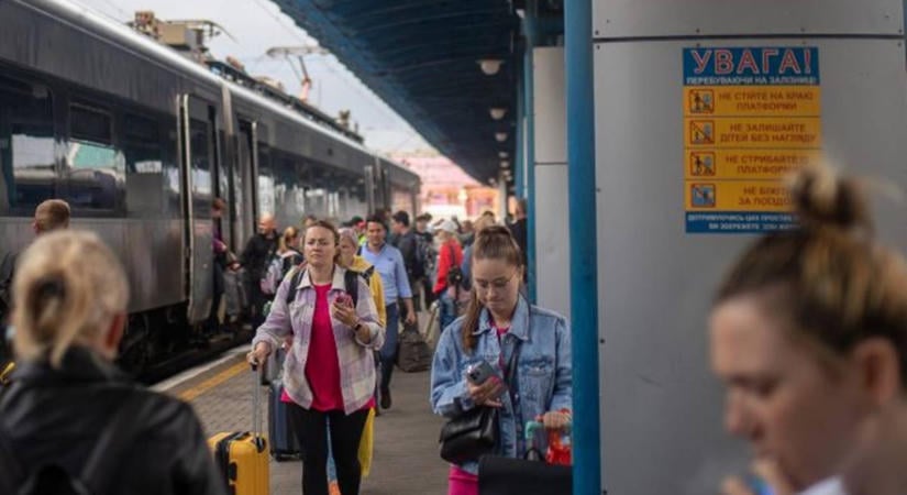 Új szabályok az EU-ban: egyes ukránoktól katonai okmányokat is kérhetnek