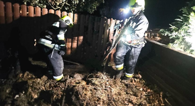 Éjjel a komposztálóból felcsapó lángokkal küzdöttek meg a tűzoltók, de a Bakonyvasúton is akadt dolguk (helyszíni fotók)