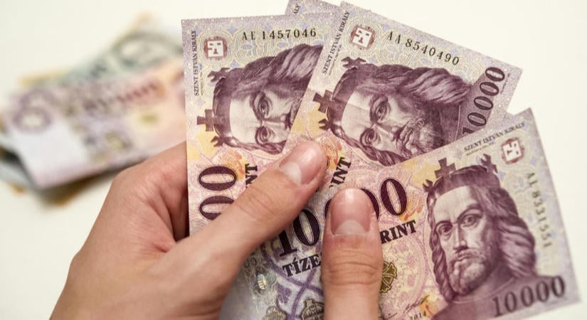 Megkérte barátnőjét és exét, hogy használhassa a bankszámláikat, rögtön pénzmosásra használta
