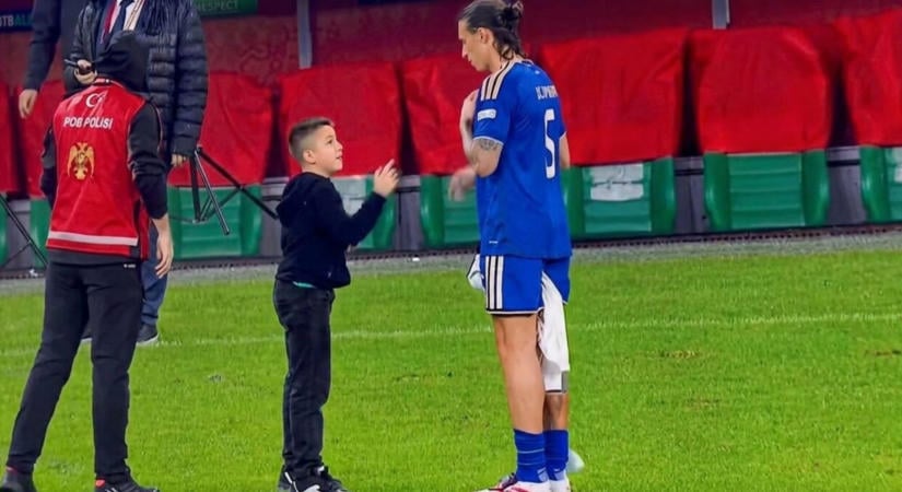 Úgy örült a gyerek, miután megkapta kedvenc focistája mezét, hogy azt tényleg látni kell