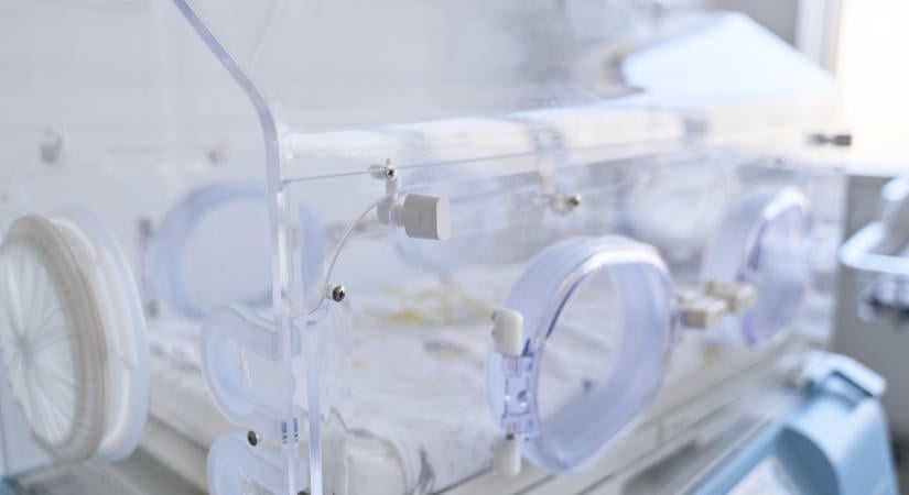 Így van most a babamentő inkubátorban hagyott kislány