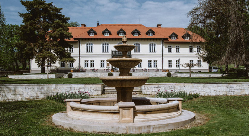 Hagyományból. Természetesen.