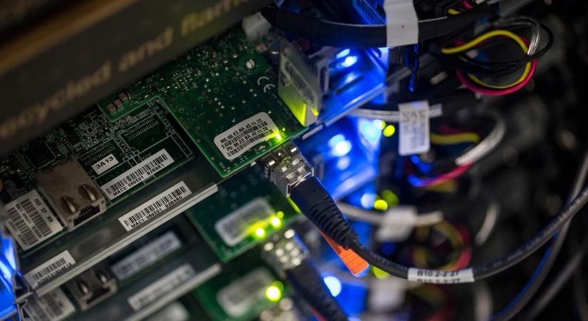 Házkutatás, lefoglalás - Nem működik a Fidesz.hu, leálltak a párt email-címei, a háttérben az NKA-nyomozás áll - Itt vannak az exkluzív részletek