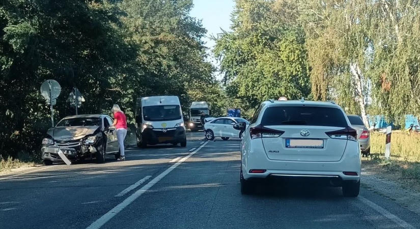 Figyelem! Hármas karambol miatt félpályás útzár a 41-es főúton, egymás után mennek a mentők
