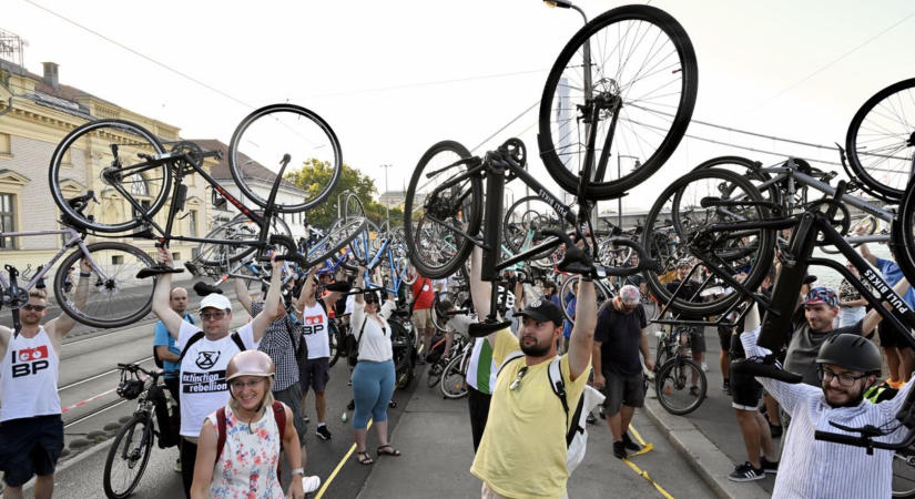 Sokatmondó ábra: csigalassúsággal halad a bicikliutak építése Budapesten