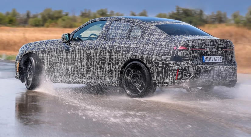 Távoli frissítéssel tanítják meg driftelni a BMW 3-ast