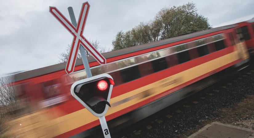 Vasúti átjáróban ütközött vonattal egy személyautó