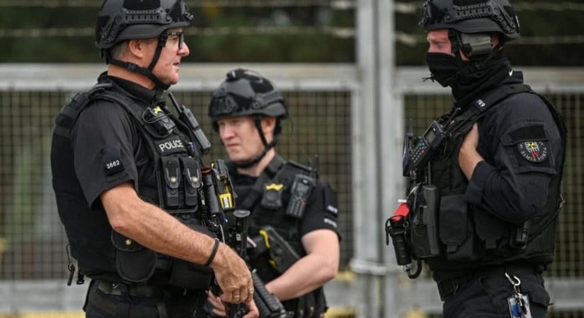 Terrorkonvoj tartott az amerikai légibázis felé, bevetették a bombaelhárító robotokat a britek