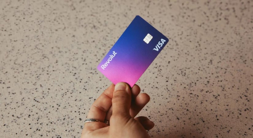 Többé nem számít fel különdíjat a Revolut-kártyás készpénzfelvételért az egyik nagy bank