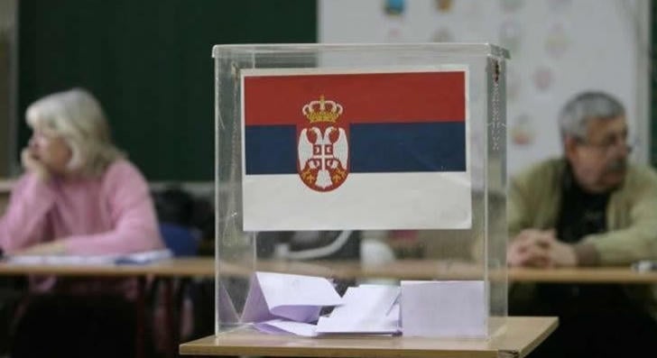 Harmincan rontottak be a szavazóhelyre, akadályozzák a szavazást