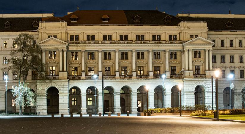 Munkások loptak el bronzgolyókat az Agrárminisztérium épületéről