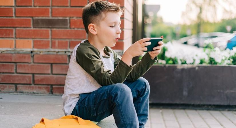 Betiltják a mobilozást a szlovák iskolákban
