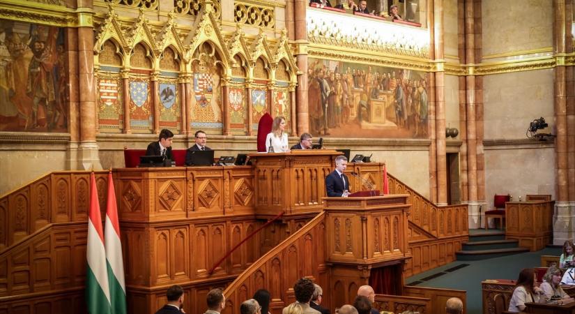 Magyar Péter felszólalásával indul a rendkívüli ülésnap – élőben a parlamentből