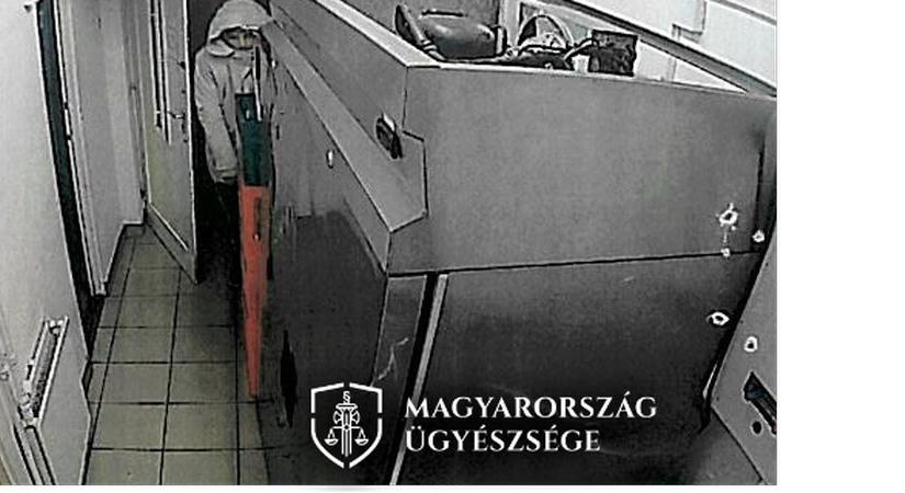 A lopott zsákmányt kukába pakolta és elhúzta