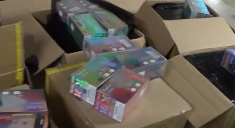 Itt a videó, arról hogyan kapcsolja le az ismert influenszert nagypályás feketézés miatt a NAV