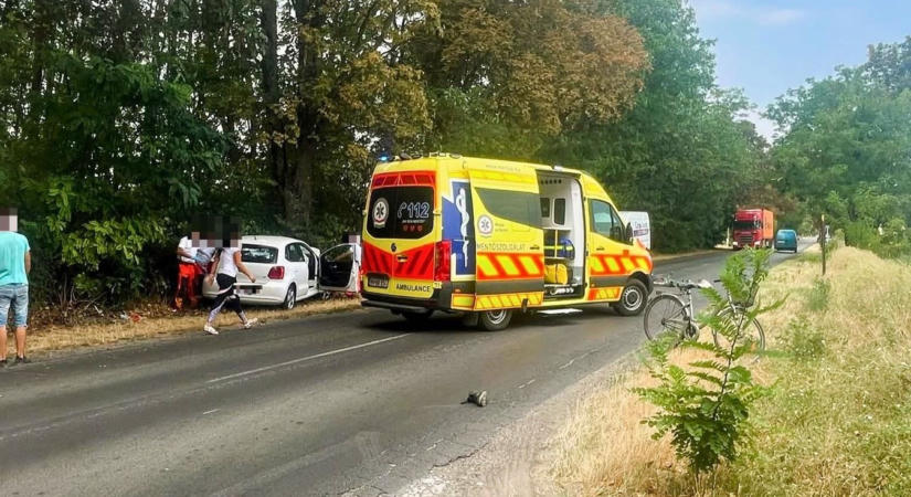 Meghalt a kerékpáros a ménteleki úton történt balesetben, súlyosan megsérült az autó sofőrje