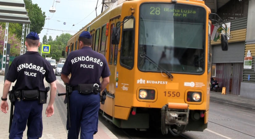 Körözött emberek, drog és garázdaság: akcióba léptek a rendőrök a villamosokon