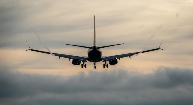 Vészhelyzet a levegőben, alig hat percnyi üzemanyaggal szállt le egy utasszállító
