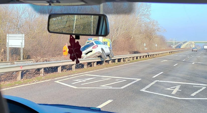 Szalagkorlátnak ütközött egy autó Vásárhely határában