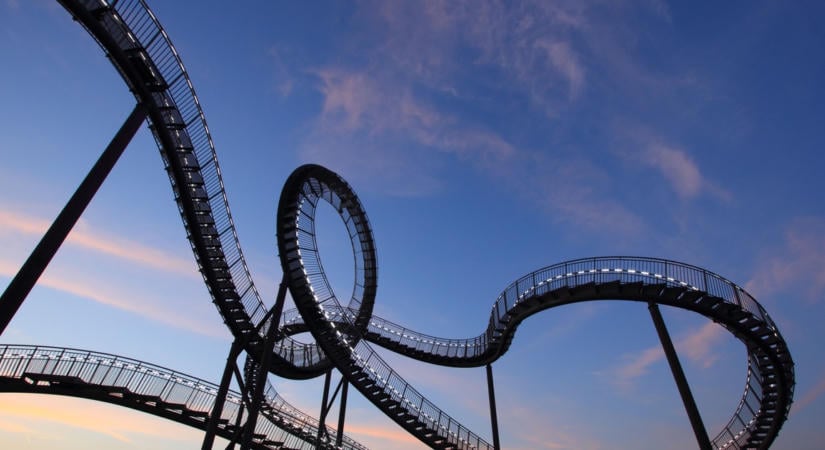 Tragédia egy amerikai vidámparkban: meghalt egy ember, a hullámvasút tetején rekedtek az utasok – videó