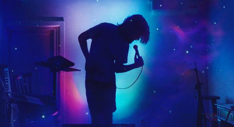 Bo Burnham közzétett egyórányi kivágott anyagot az Inside-ból