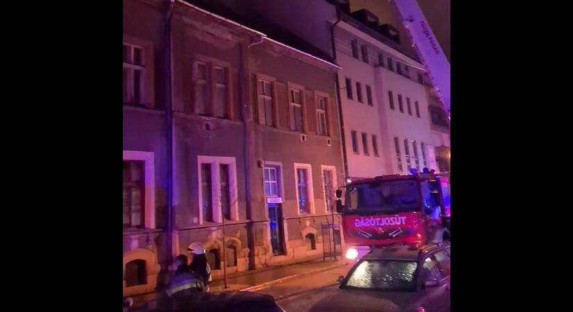 Kigyulladt egy társasház tetőszerkezete Győrben, két ember meghalt
