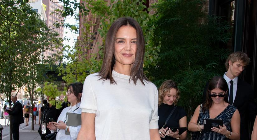 Katie Holmes így oldotta meg, hogy egy fehér póló szexi legyen mégis