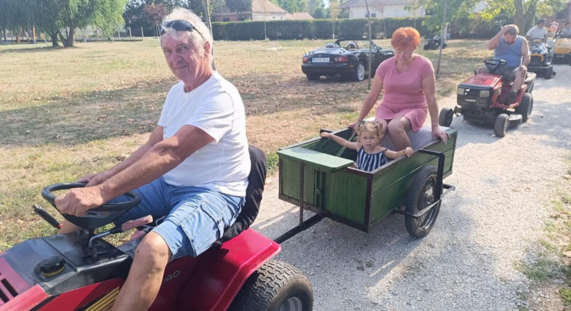 Pöfögtek a masinák, fűnyírótraktor találkozót rendeztek Jobaházán - Fotók, videó