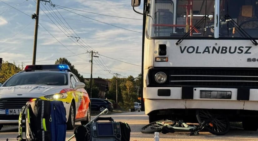 Busszal ütközött egy bicikliző kisfiú, mentőhelikopter szállította kórházba