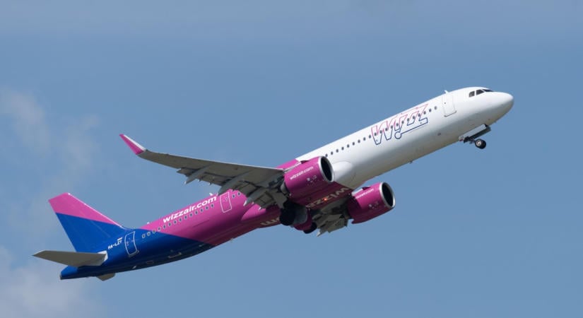 Még a mosdóba is rendőrök kísértek, egy telefonbetyár gyerek miatt késett több 3 és fél órát a Wizz Air bilbaói járata