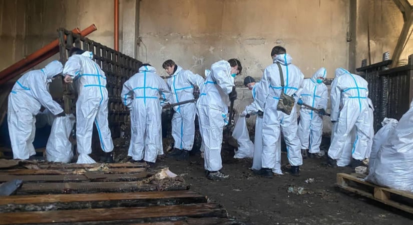 Ha becsapódik egy bomba Kijevben, 14–17 éves önkéntesesek bukkannak fel a helyszínen