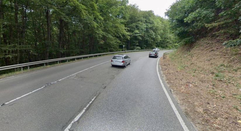 Ez a megoldás? Apró kövekkel szórták le a 66-os főutat, kiakadtak az autósok és motorosok