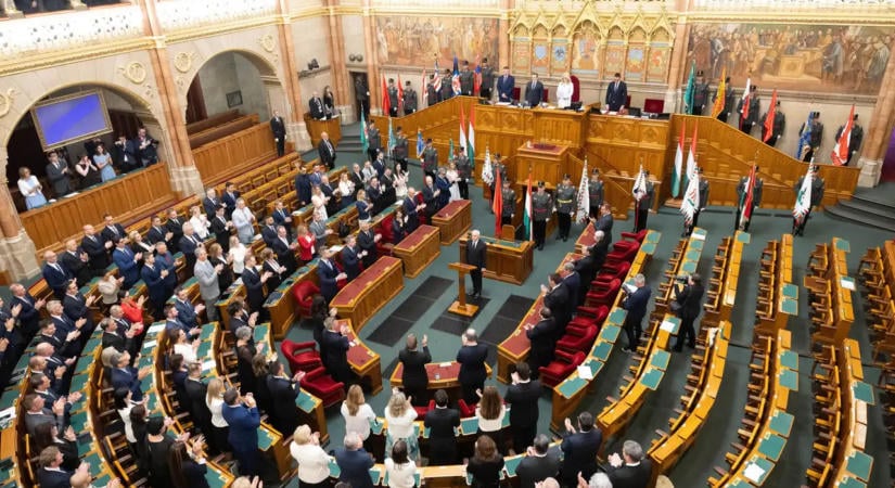 Benyújtotta a kormány a jövő évi adótörvényeket és a minimálnyugdíj emelését
