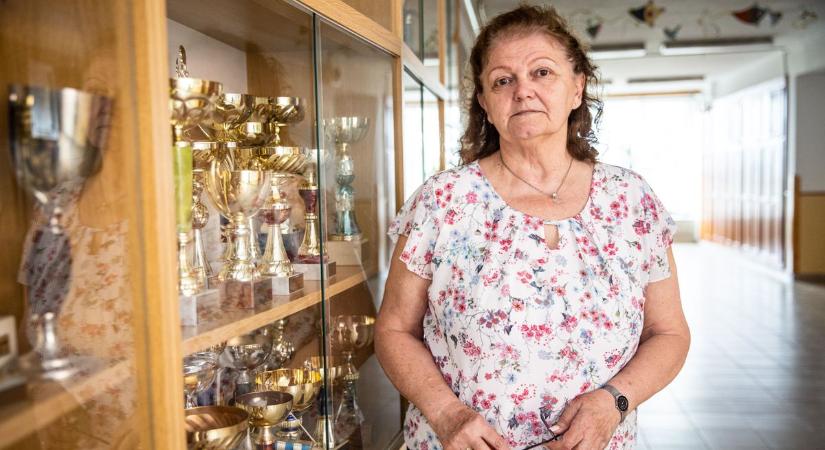 Büszke a sok meccsre és a rengeteg serlegre a csabai, kiváló pedagógus