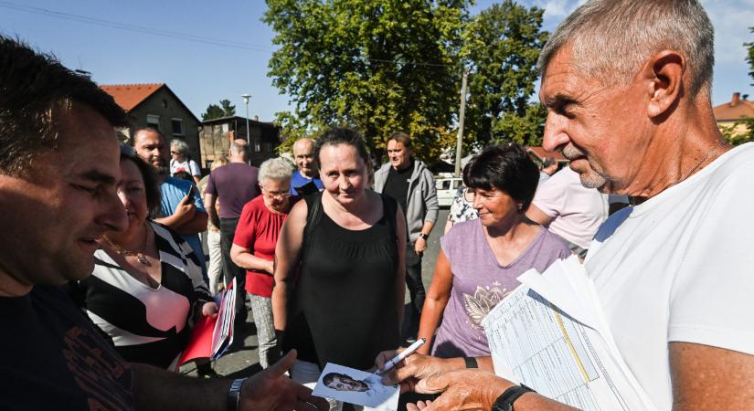 Mankóval ütlegelték Andrej Babišt egy kampányrendezvényen