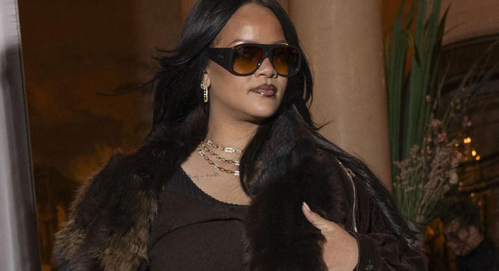 Merész ruhában jelent meg Rihanna egy barbadosi karneválon