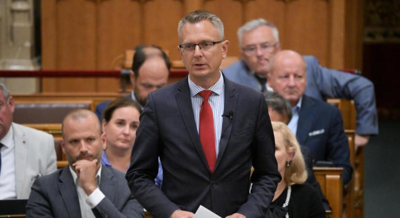Rétvári Bence lemondásra szólította fel az oktatási minisztert