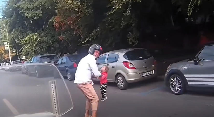Kétéves kislány tévedt az úttestre Bukarestben, egy motoros mentette meg (VIDEÓ)