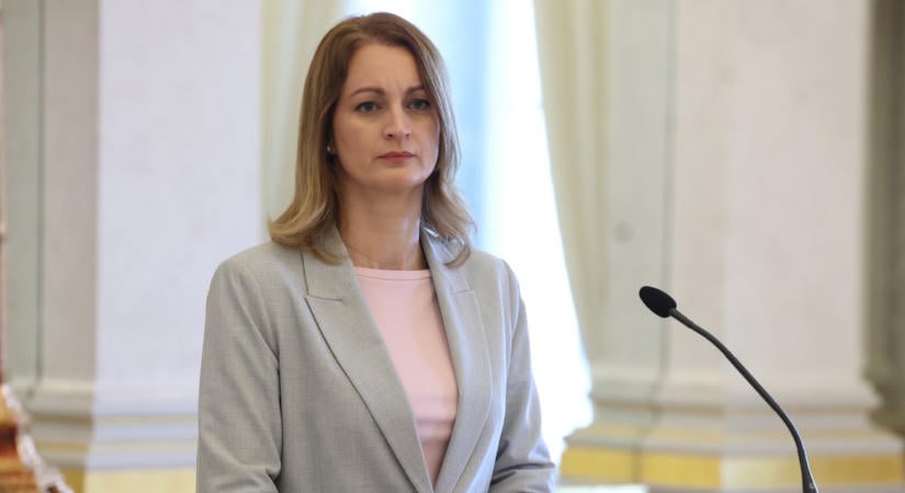 Rá sem lehet ismerni Forsthoffer Ágnesre: a reptérről üzent a házelnök – videó