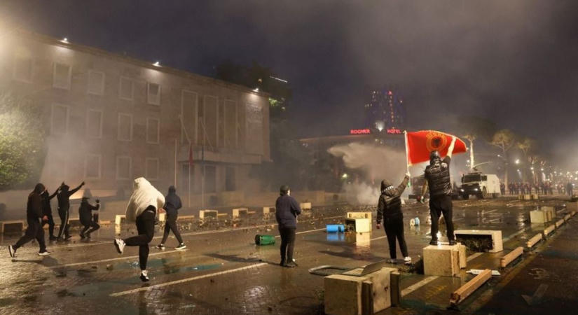 Felrobbant a balkáni lőporos hordó: lángokban áll Tirana, elszabadult a pokol az albániai tüntetéseken