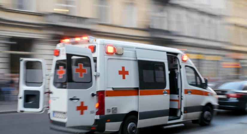 Elhunyt egy férfi Nagyváradon, miután összeesett az utcán