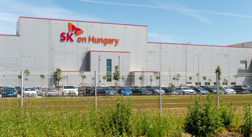 Hiába a milliárdos nyereség, magyar munkavállalókat rúgnak ki az akkugyárból