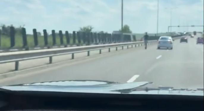 Rollerrel, védőfelszerelés nélkül száguldott az autópályán egy fiatal (VIDEÓ)