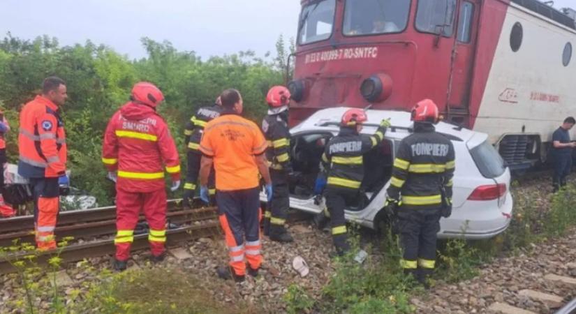 Két férfi meghalt egy vonatbalesetben, a mozdony 150 méteren át tolta az autót